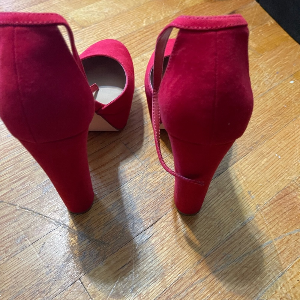 Red Pumps - image 3